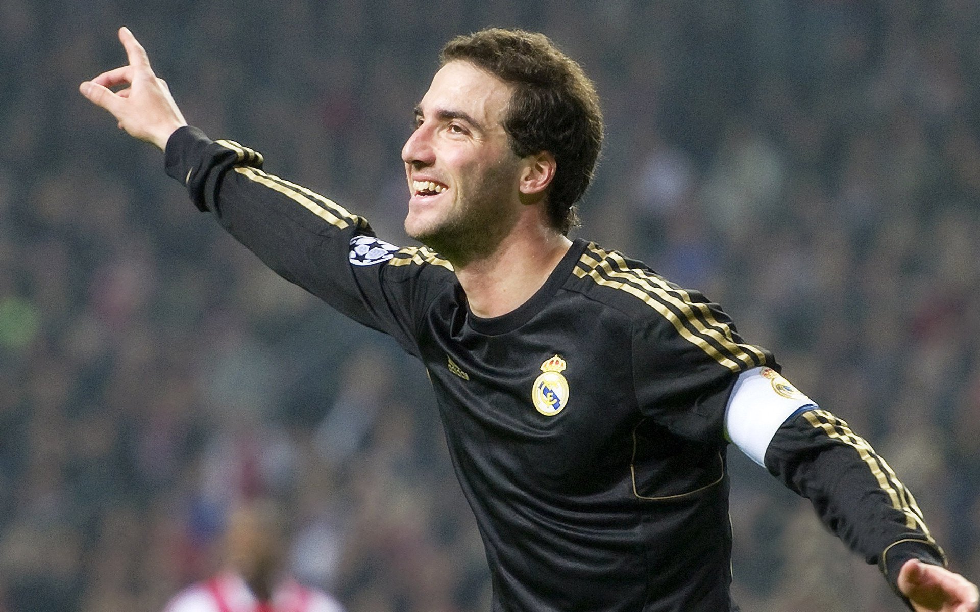 欧冠教练团队赛前制定详细战术